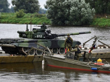 Engineers transported tanks across the Labe river