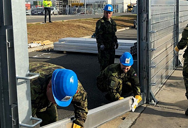 Active Reserves soldiers built flood barriers in Dubeč this time