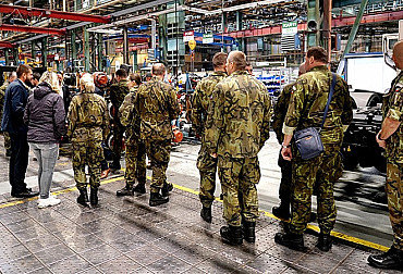 Members of the Military Office of the President of the Republic and the Castle Guard visited a manufacturer of cars and military equipment in Kopřivnice