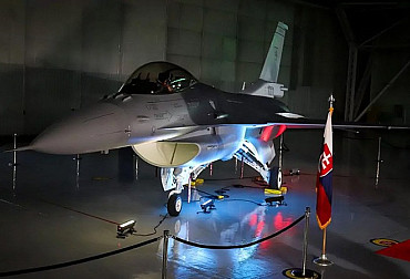 Slovakia's first F-16 fighter jet landed at an air base in Arizona, but there is no adequate infrastructure for these planes in Slovakia