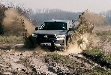 The Czech Army has taken over the first batch of new Toyota Hilux vehicles