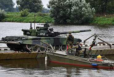 Engineers transported tanks across the Labe river