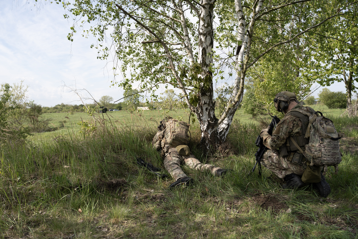 Foto: Specialisté C4ISTAR pozorují KBVP Pandur II 8x8 | Michal Pivoňka / CZ DEFENCE