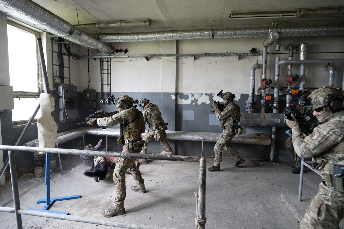 Foto: Nácvik CQB za pomoci služebního psa | Michal Pivoňka / CZ DEFENCE