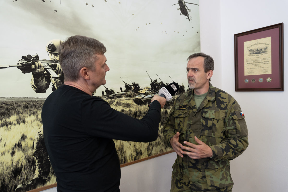Foto: Momentka z rozhovoru s velitelem 4. brn brigádním generálem Jiřím Líbalem | Michal Pivoňka / CZ DEFENCE