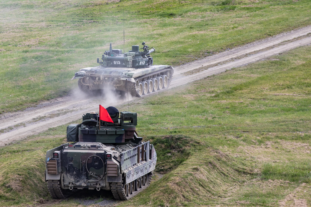 Foto: Český tank T-72M4 CZ a americké bojové vozidlo Bradley | svob. Brigita Ročňáková