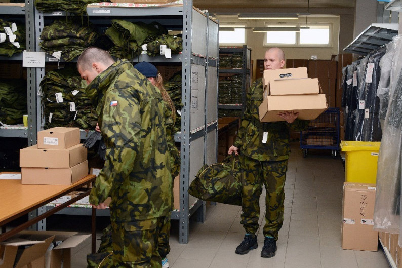 Foto: V Armádě ČR je celkem zavedeno cca 800 výstrojních součástek | Ministerstvo obrany ČR