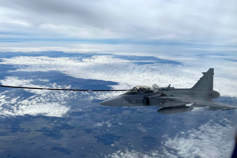 Foto: Letoun JAS-39 Gripen tankuje za letu | MMU PAO