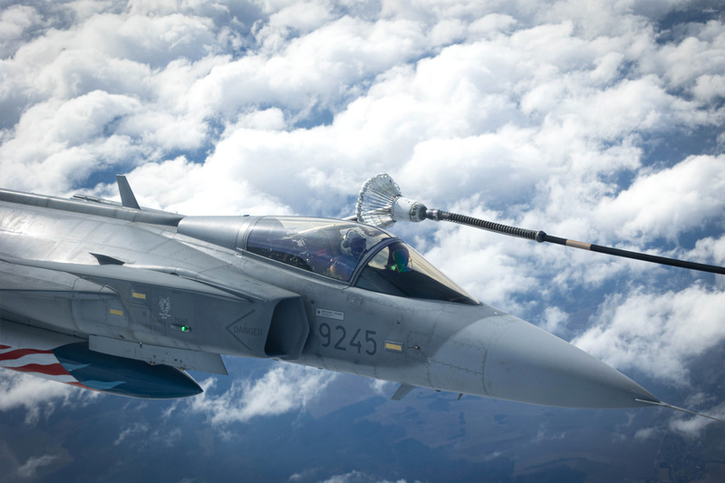 Foto: Letoun JAS-39 Gripen tankuje za letu | MMU PAO