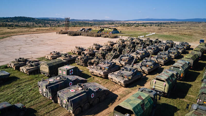 Foto: Nástup Mnohonárodního bojového uskupení v rámci certifikačního cvičení Strong Cohesion 2023. To se odehrálo v Centru výcviku Lešť a MN BG SVK zajistilo statut NATO Combat Ready. | MN BG SVK