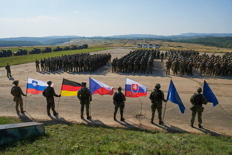 Foto: Na 1100 vojáků se třemi sty kusy techniky z ČR, Německa, Slovenska a Slovinska absolvovalo závěrečnou prověrku mnohonárodního praporu, která proběhla v září 2023. | MN BG SVK