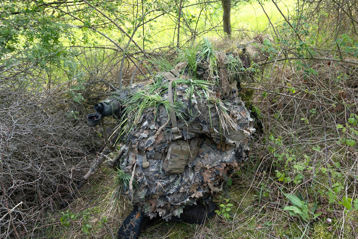Foto: Příslušník skupiny odstřelovačů při akvizici cíle | Michal Pivoňka / CZ DEFENCE