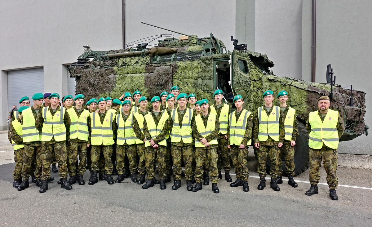 Foto: Společná fotografie před obrněným vozidlem TITUS 6x6 | CZ DEFENCE