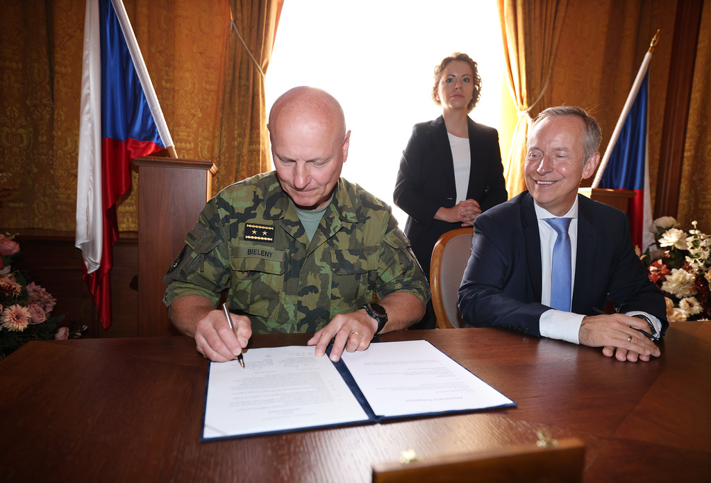 Foto: Ředitel Sekce logistiky MO genmjr. Robert Bielený, Stefan Ives a v pozadí Alexandra Cristea-Schmid | Jan Schejbal