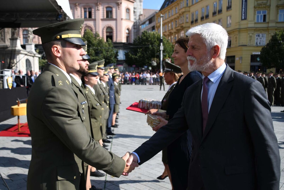 Foto: Letos se vůbec poprvé slavnostního vyřazení zúčastnil prezident republiky Petr Pavel | UNOB