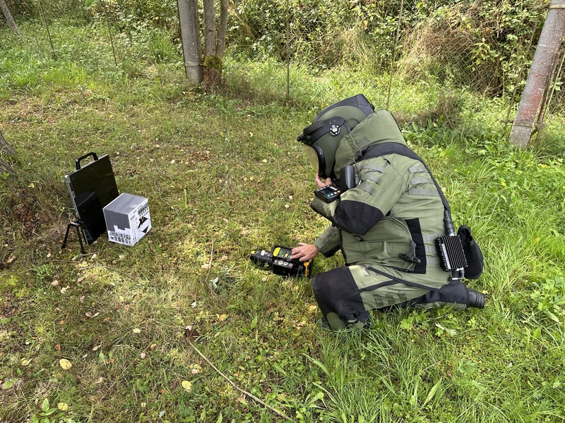 Picture: A bomb technician in an EOD suit X-raying a suspicious object | Michal Pivoňka / CZ DEFENCE