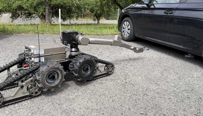Picture: Working with Telemax PRO pyrotechnic robot | Michal Pivoňka / CZ DEFENCE
