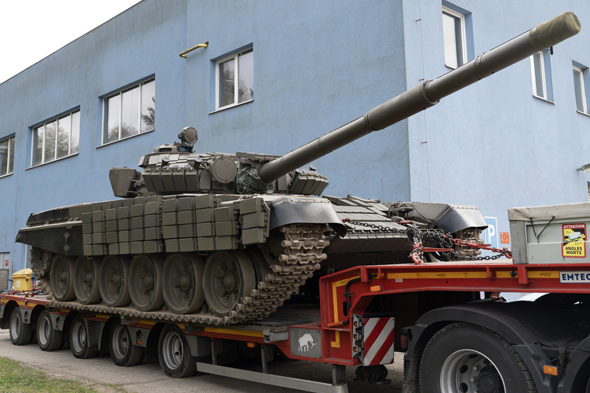 Foto: Zmodernizovaný tank T-72 připravený k transportu k zákazníkovi | Michal Pivoňka / CZ DEFENCE
