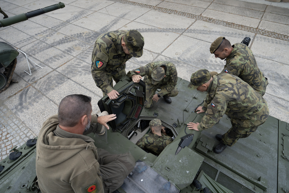 Foto: Příslušníci 7. mechanizované brigády se seznamují s bojovým vozidlem pěchoty CV90 | Michal Pivoňka / CZ DEFENCE