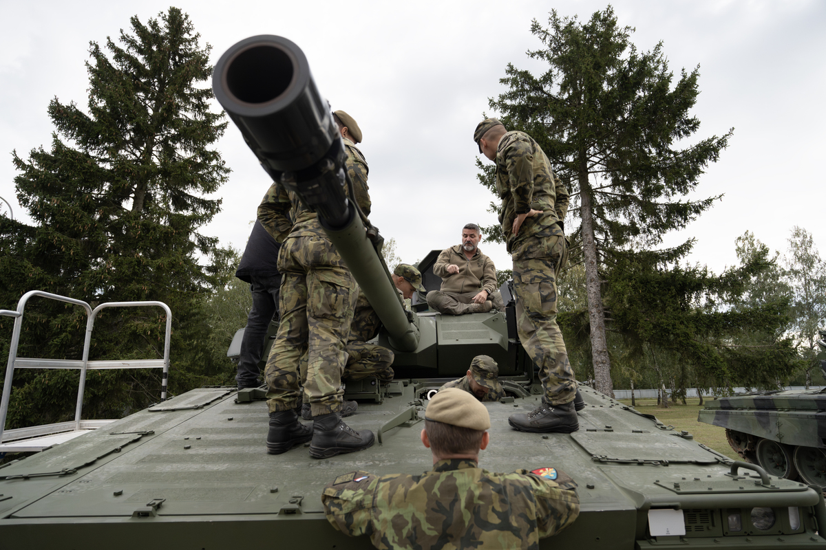 Foto: Příslušníci 7. mechanizované brigády se seznamují s bojovým vozidlem pěchoty CV90 | Michal Pivoňka / CZ DEFENCE