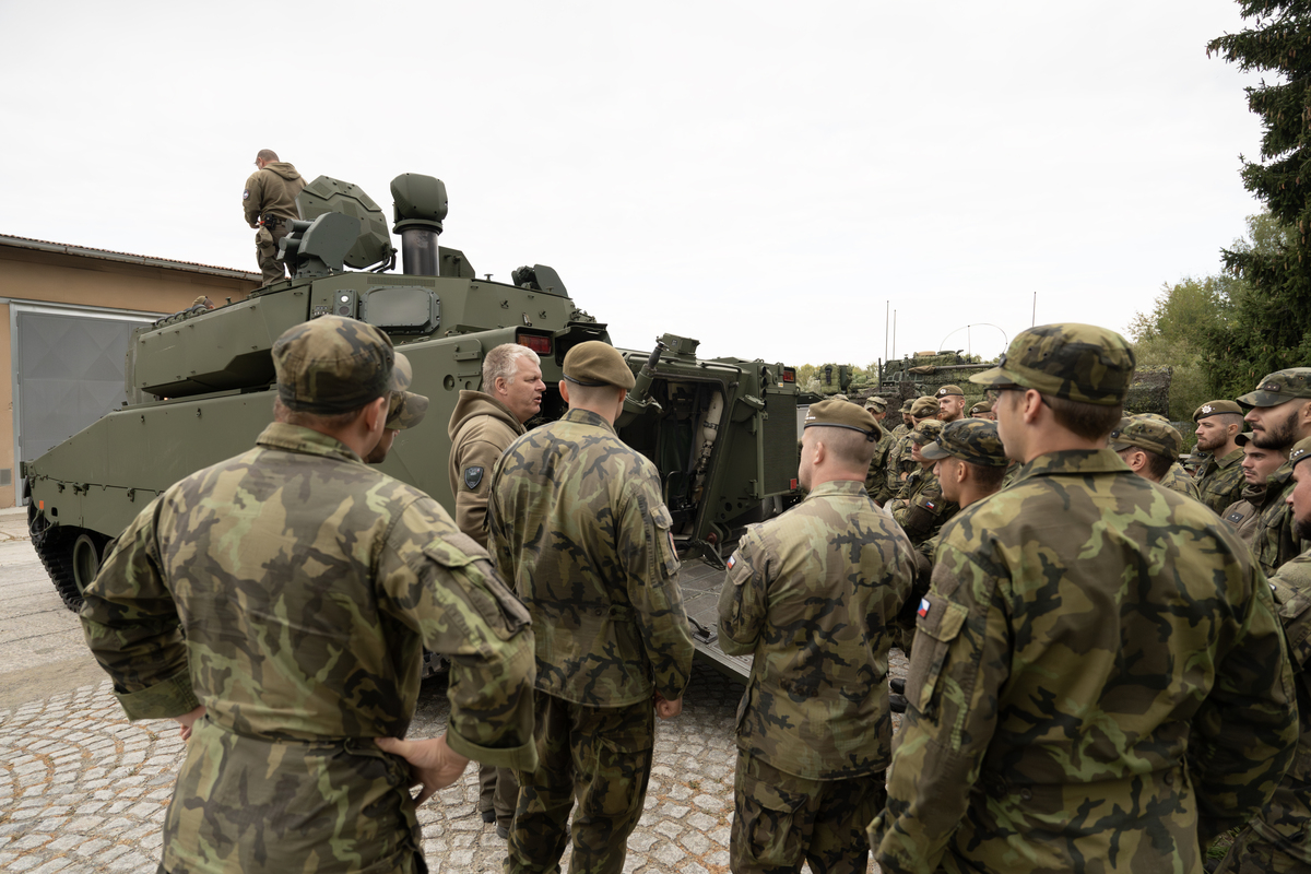 Foto: Příslušníci 7. mechanizované brigády se seznamují s bojovým vozidlem pěchoty CV90 | Michal Pivoňka / CZ DEFENCE