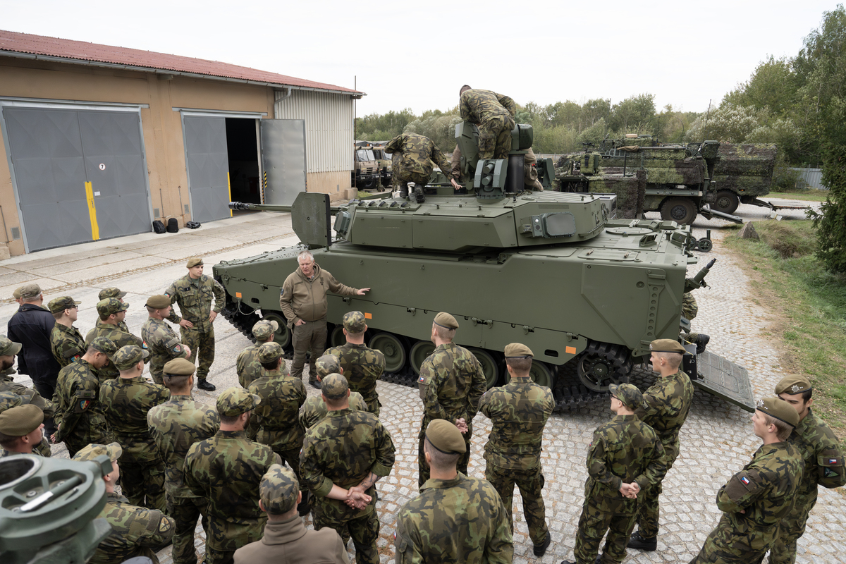 Foto: Příslušníci 7. mechanizované brigády se seznamují s bojovým vozidlem pěchoty CV90 | Michal Pivoňka / CZ DEFENCE