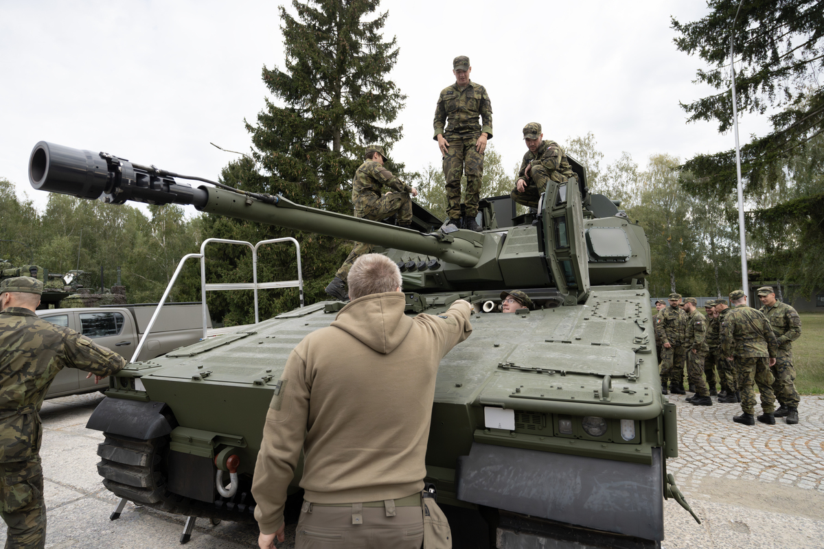 Foto: Příslušníci 7. mechanizované brigády se seznamují s bojovým vozidlem pěchoty CV90 | Michal Pivoňka / CZ DEFENCE