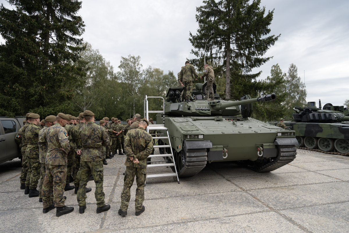 Foto: Příslušníci 7. mechanizované brigády se seznamují s bojovým vozidlem pěchoty CV90 | Michal Pivoňka / CZ DEFENCE