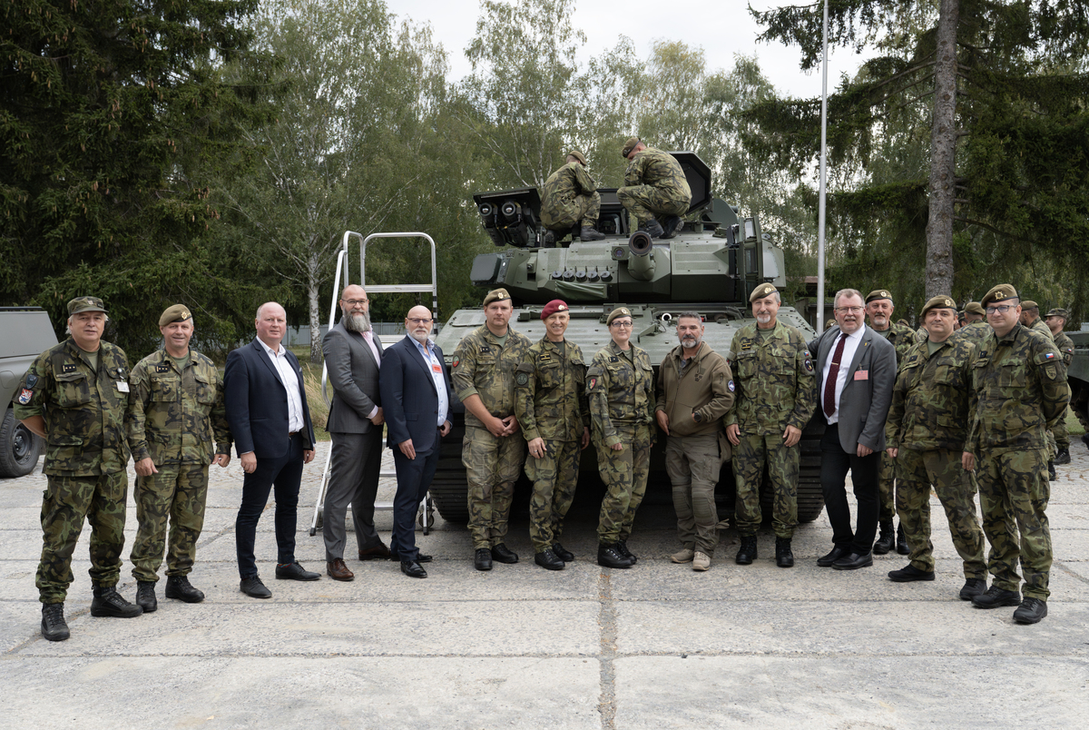 Foto: Skupinová fotografie zástupců AČR, VOP CZ a BAE Systems Hägglunds | Michal Pivoňka / CZ DEFENCE