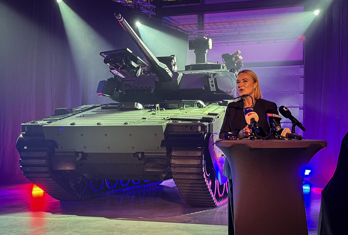 Ministryně obrany Jana Černochová u prvního vozidla CV90 pro AČR