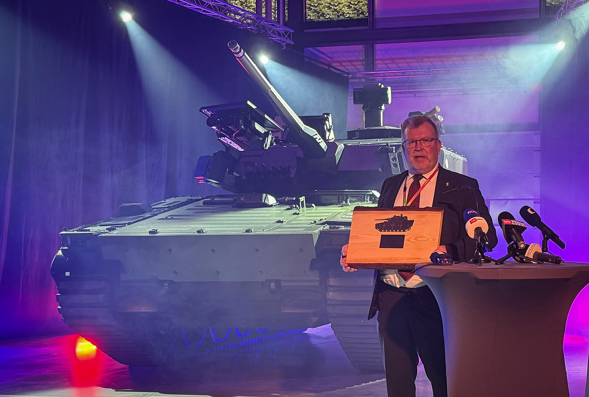 Foto: Slavnostního představení první CV90 pro AČR se zucastnil i prezident BAE Systems Hägglunds Tommy Gustafsson-Rask