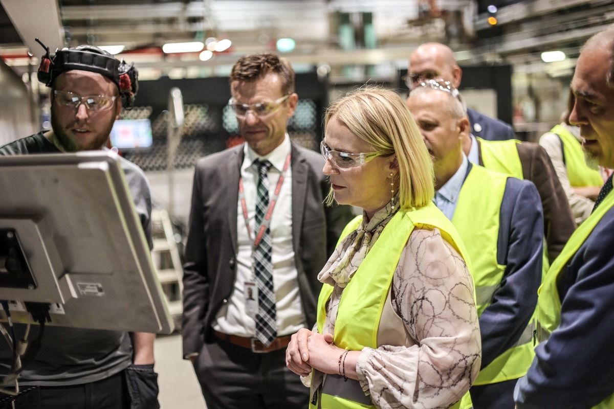 Foto: Ministryně obrany při prohlídce výrobní haly BAE Systems Hägglunds v Örnsköldsviku | BAE Systems