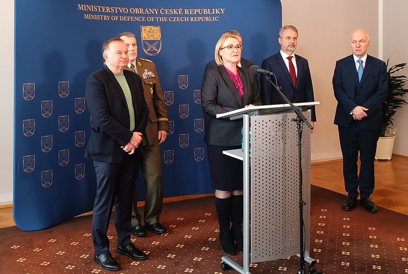 Foto: Momentka z tiskové konference ministryně obrany a zástupců českého obranného průmyslu | Jan Zilvar / CZ DEFENCE