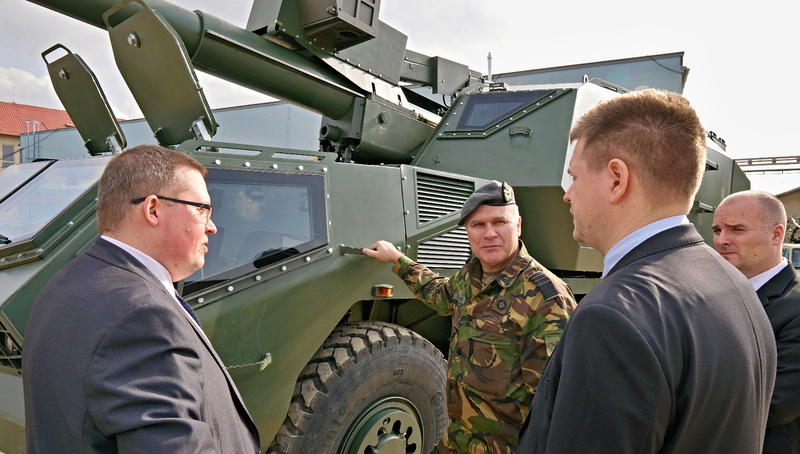 Picture: Discussion at self-propelled howitzer DITA 155 mm NATO | Excalibur Army