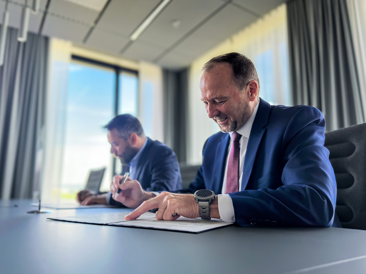 Foto: V pátek 12. července se uskutečnil slavnostní podpis smlouvy o partnerství mezi Czechoslovak Group (CSG) a Future Advanced Technologies (FAT). | CSG
