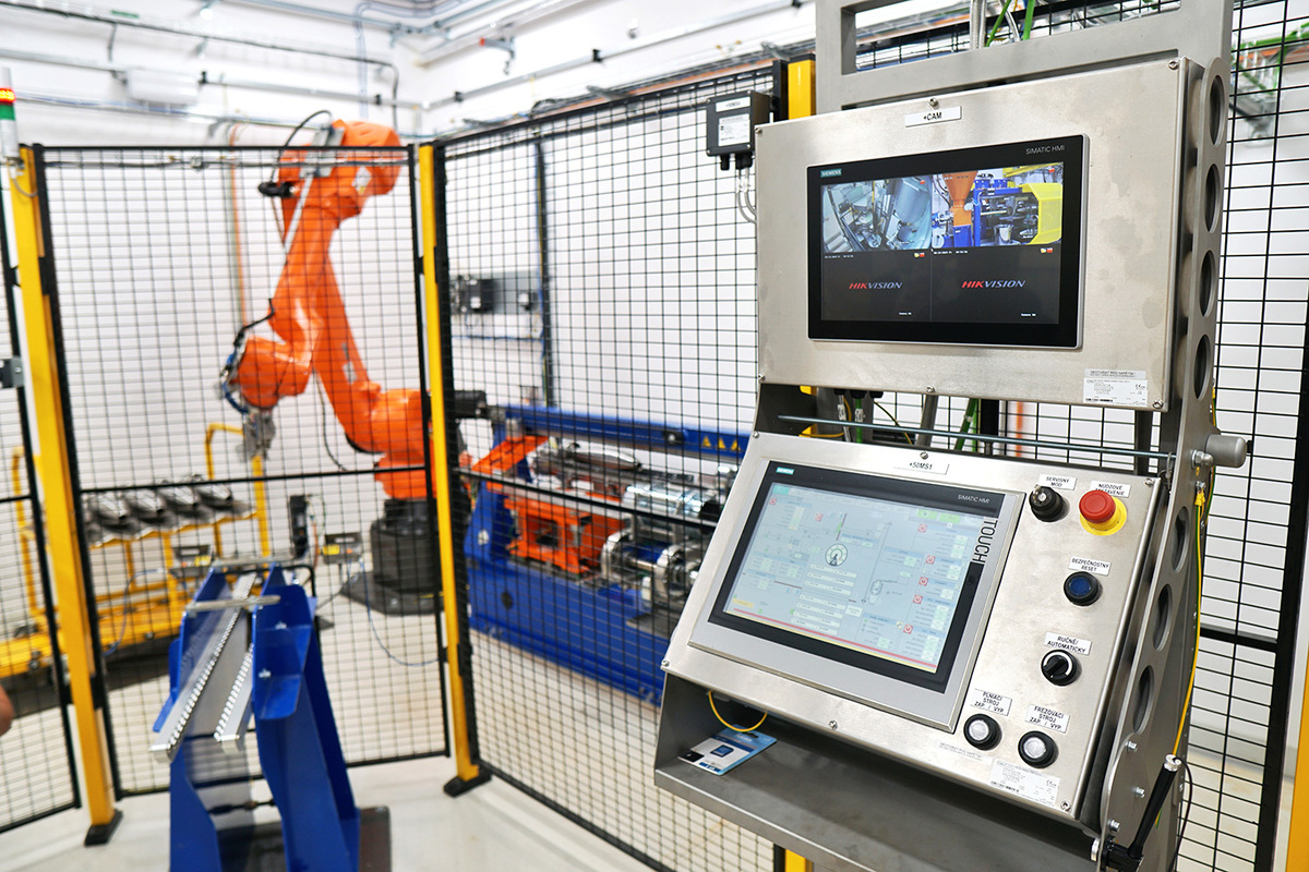 Foto: Takzvaná šnekovačka, plnící linka s automatickým podáváním, je důležitou součástí výrobního programu společnosti | CSG