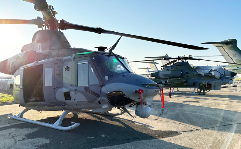 Víceúčelový vrtulník UH-1Y Venom, v pozadí bitevní vrtulník AH-1Z Viper | Michal Pivoňka / CZ DEFENCE
