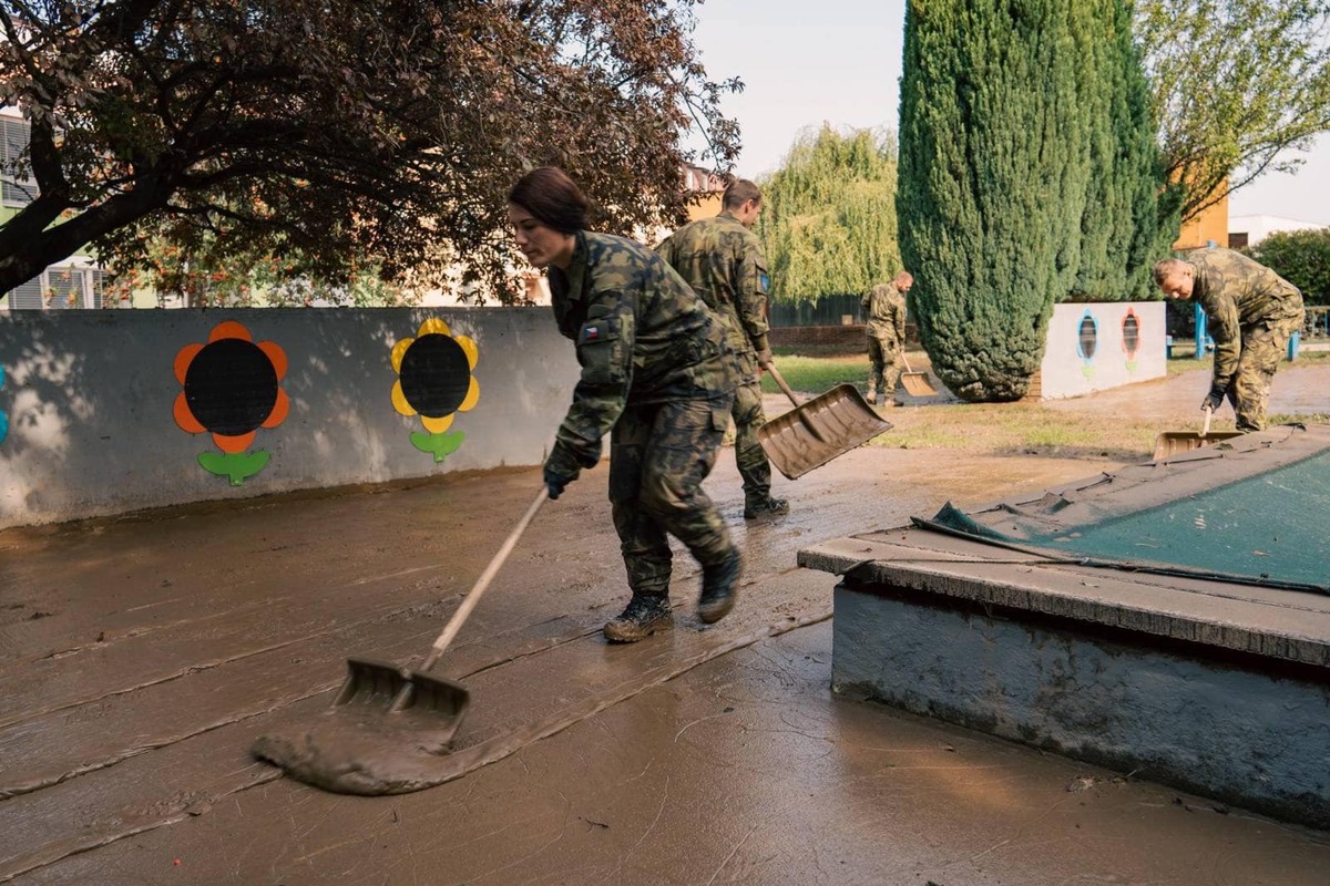 Foto: Vojáci čistí jednu z opavských školek od nánosů bahna | AČR