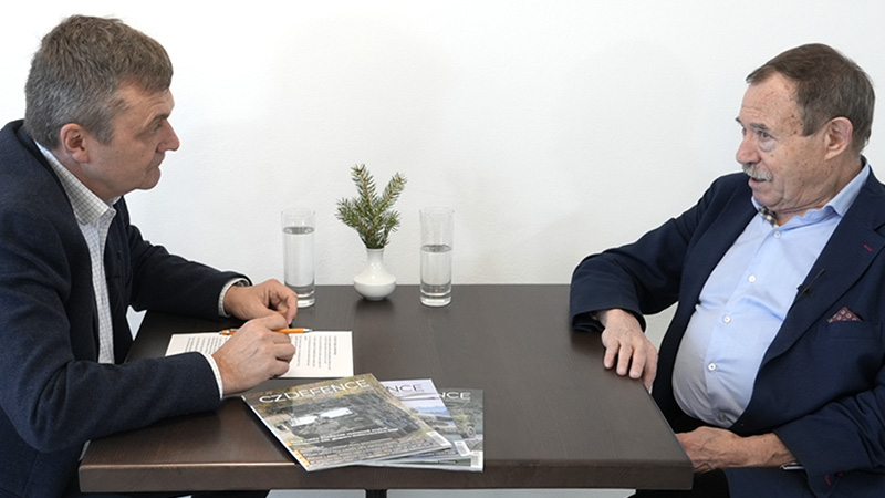 Foto: V tomto díle našeho diskusního pořadu CZ DIALOGY jsme si popovídali s novinářem a publicistou Jefimem Fištejnem | Michal Pivoňka / CZ DEFENCE