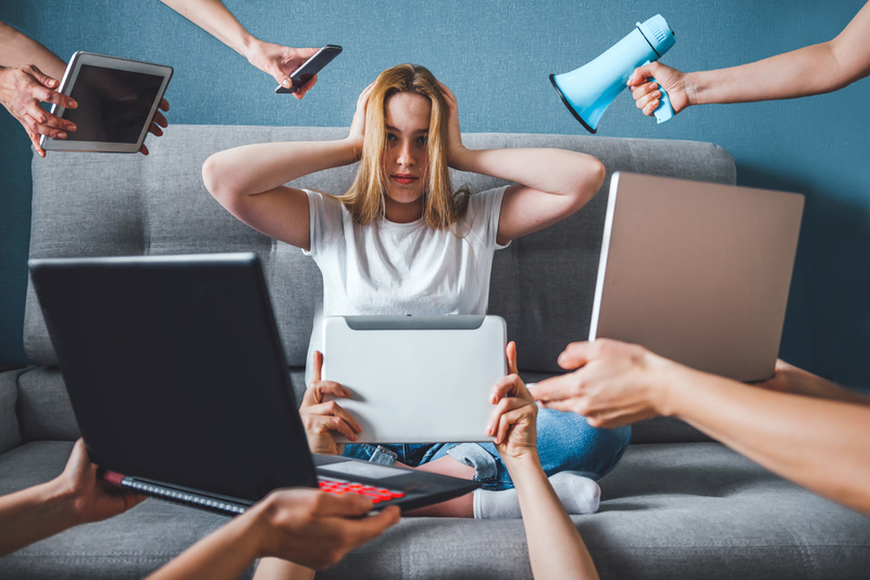 Foto: Dochází ke specifiku manipulace médií ve smyslu přidávání falešných zdrojů dat a vydávání za oficiální zprávy apod. | Shutterstock