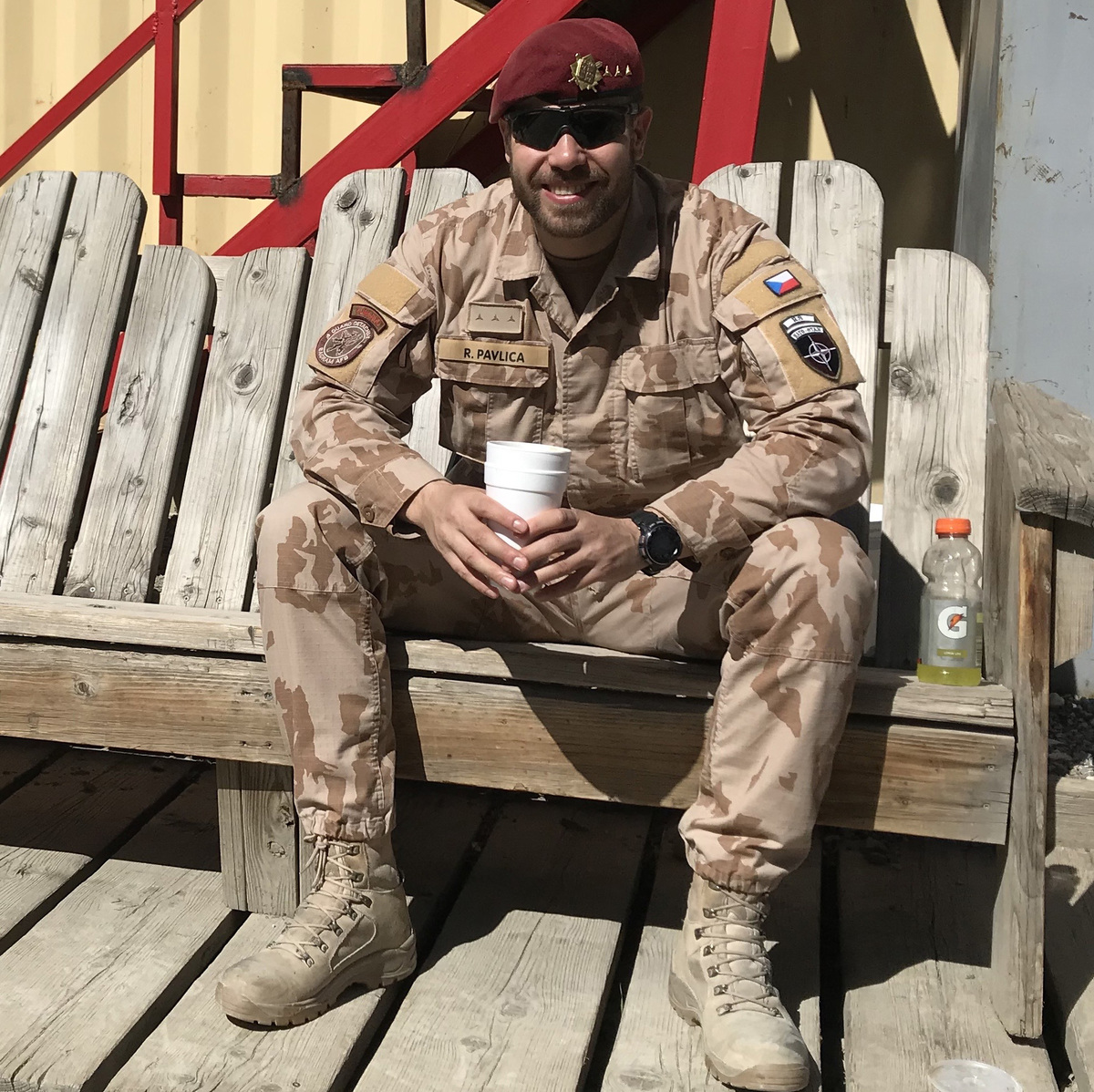 Foto: npor. Radek Pavlica v rámci zahraniční mise 11. SR BAF v Afghánistánu. Tehdejší příslušníci 1. pěší roty (stavěné jako výsadková) 74. lehkého motorizovaného praporu používali červené barety | 7. mb