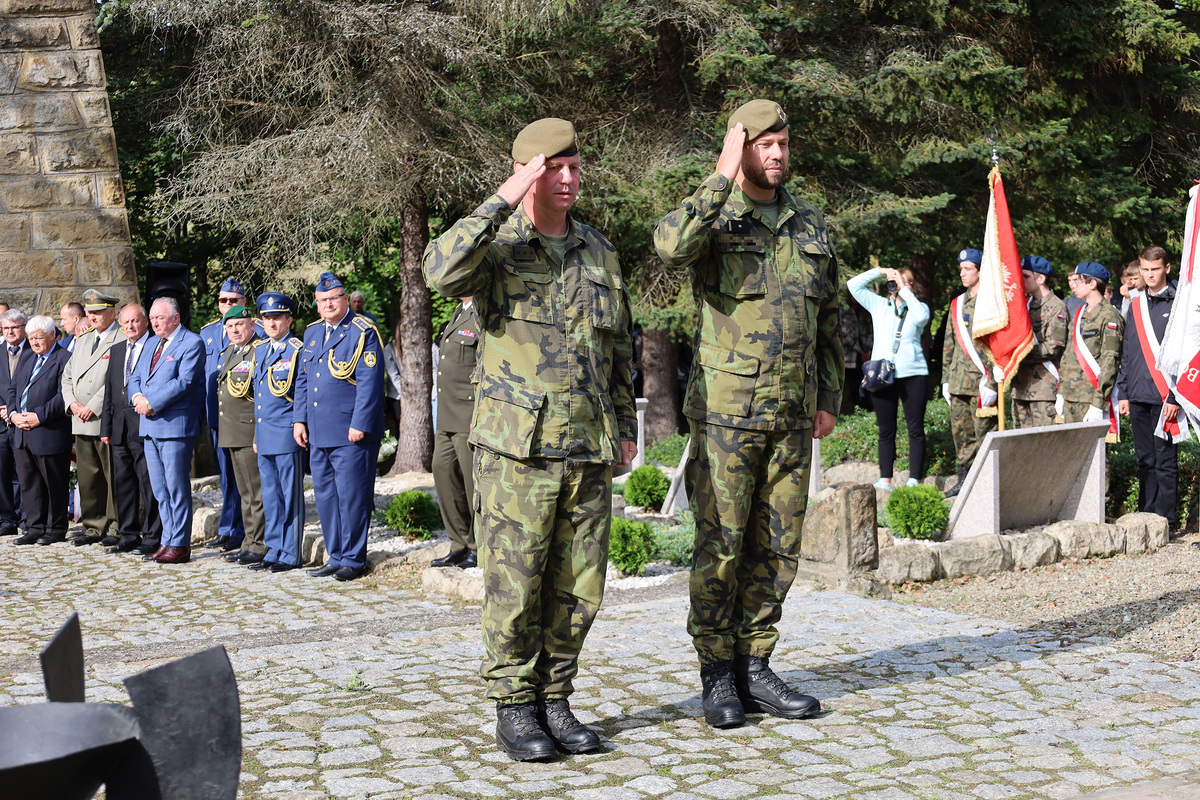 Foto: Za významnou zkušenost považuje mjr. Ing. Radek Pavlica (na snímku vpravo) pozici náčelníka štábu 3. ÚU AČR Slovensko. Do této pozice si ho vybral velitel tohoto kontingentu plk. Miroslav Vybíhal (na snímku vlevo) | 7. mb