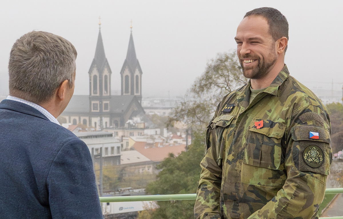 Foto: Momentka z rozhovoru s bývalým leteckým návodčím plk. Petrem Porubou | Michal Pivoňka / CZ DEFENCE
