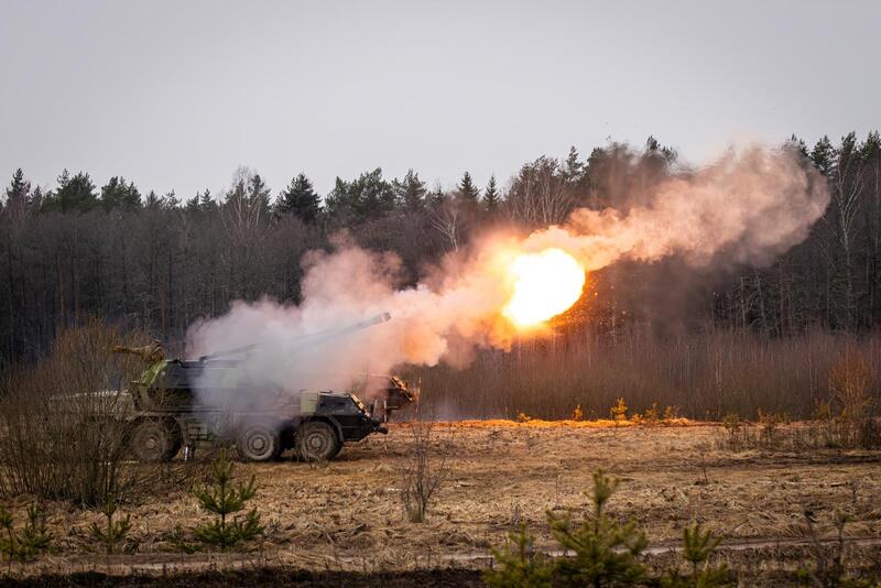 Foto: Ostré střelby z 152mm ShKH vz. 77 (DANA) v rámci mise v Litvě | VeOper