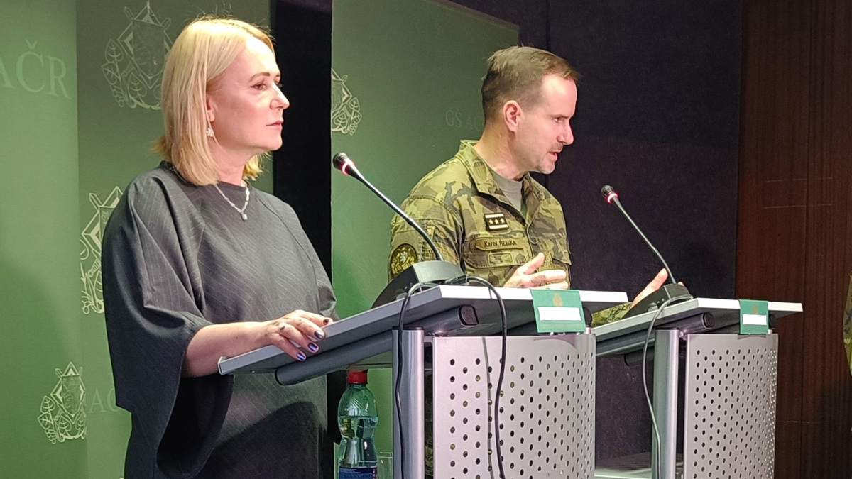 Foto: Ministryně obrany Jana Černochová a náčelník Generálního štábu AČR genpor. Karel Řehka na tiskové konferenci | Jan Zilvar / CZ DEFENCE