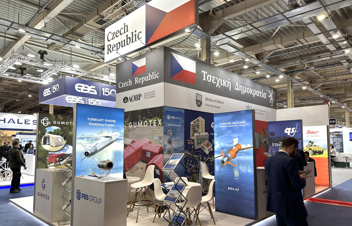 Foto: Návštěvníci veletrhu mohli vidět jak společnou expozici České republiky | Jan Zilvar / CZ DEFENCE