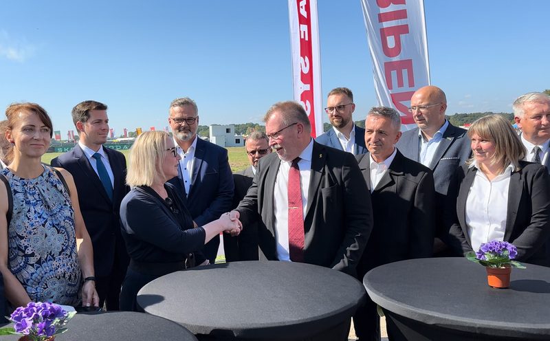 Picture: Contracts between other Czech suppliers and BAE Systems Hägglunds signed at this year's NATO Days | Michal Pivoňka / CZ DEFENCE
