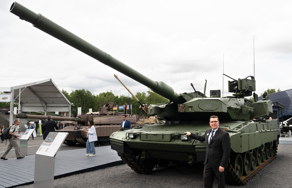 Foto: Obchodní ředitel KNDS Deutschland Thomas Fritzsch u tanku Leopard 2A8 | Michal Pivoňka / CZ DEFENCE