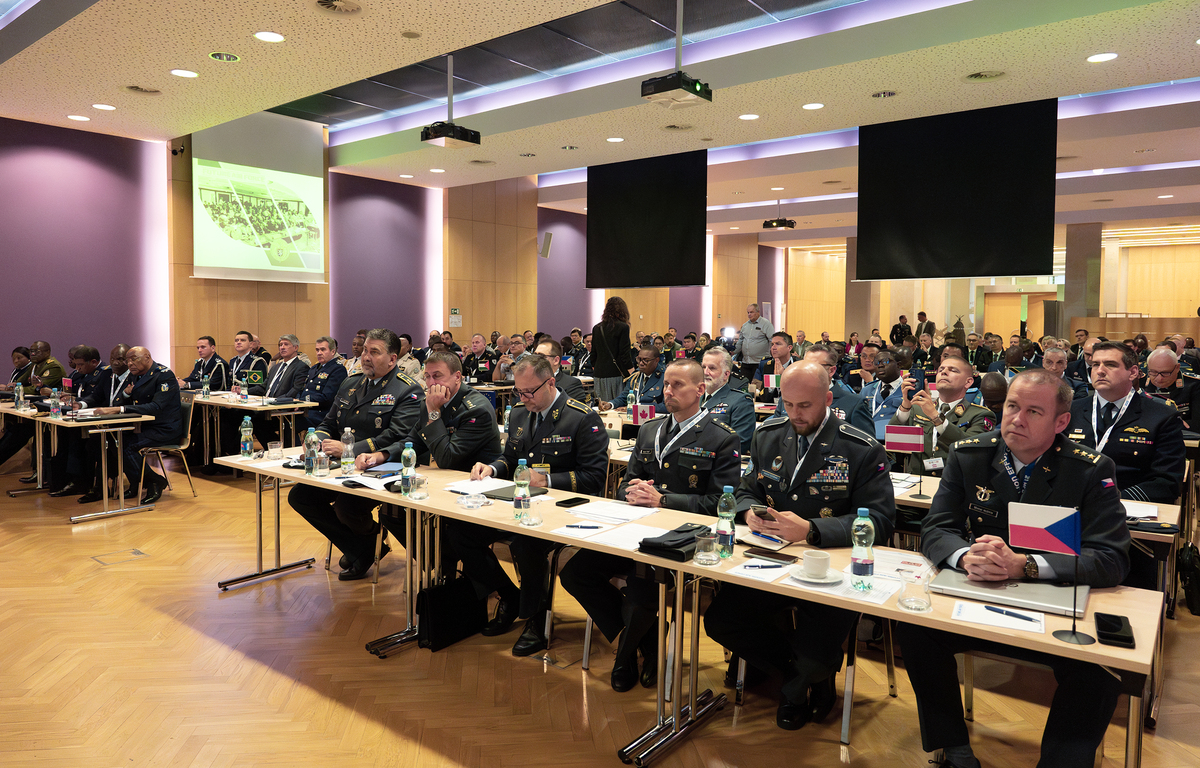 Foto: Na konferenci byli přítomni zástupci Vzdušných sil Armády ČR v čele s velitelem genmjr. Petrem Čepelkou (v první řadě zcela vlevo) | Michal Pivoňka / CZ DEFENCE