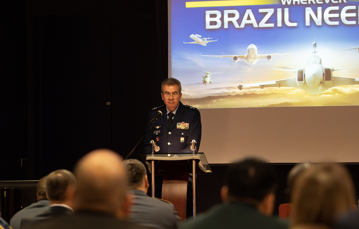 Foto: V rámci prvního bloku konference vystoupil generál Muricio Augusto Silveira de Medeiros, zástupce brazilských vzdušných sil | Michal Pivoňka / CZ DEFENCE